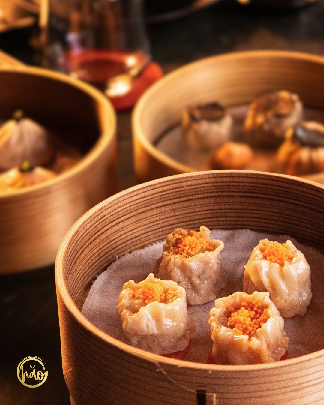 hăo siomai dim sum in bamboo steamers with warm lighting